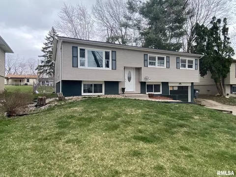 3105 Somerset Dr, Bettendorf, IA 52722