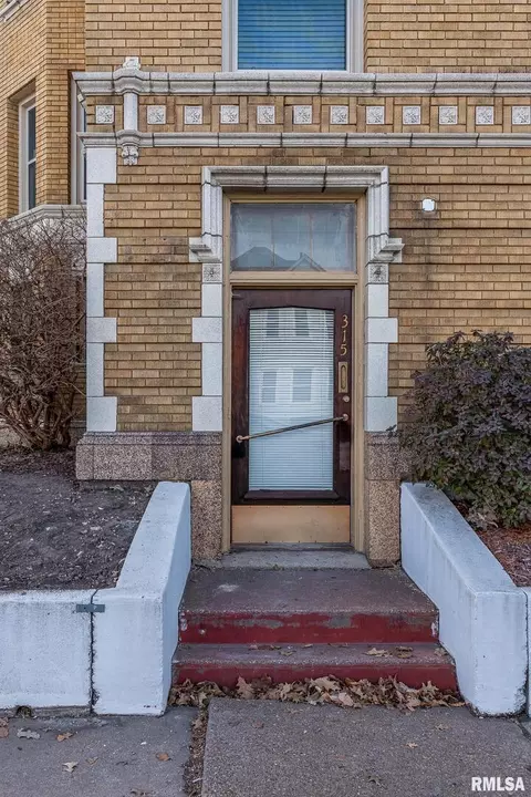 2502 Harrison St #COMM, Davenport, IA 52803