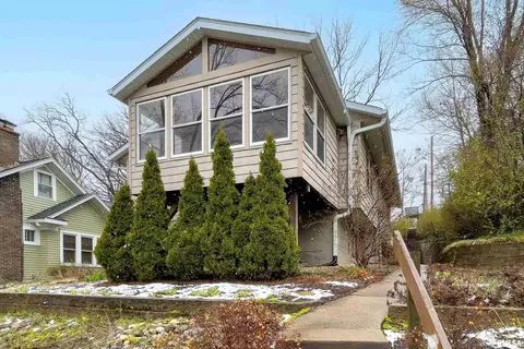 2422 Middle Rd, Davenport, IA 52803