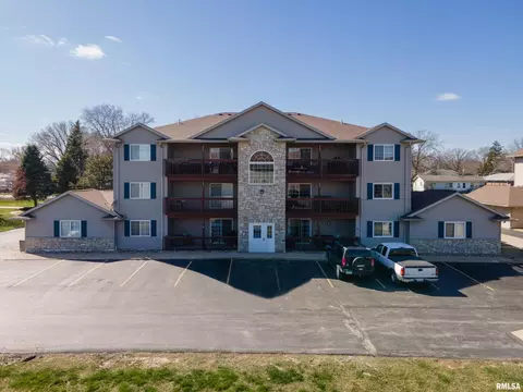 109 E Price St #302, Eldridge, IA 52748