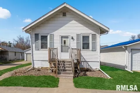 2114 Pershing Blvd, Clinton, IA 52732