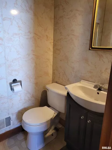 101 W Park St, Camp Point, IL 62320 photo 6