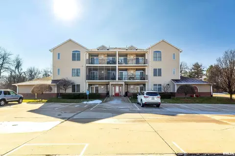 1871 Stone Gate Cir, Davenport, IA 52807