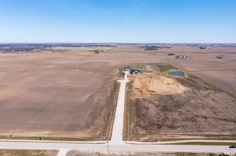 135 Ruby Ct, Long Grove, IA 52756
