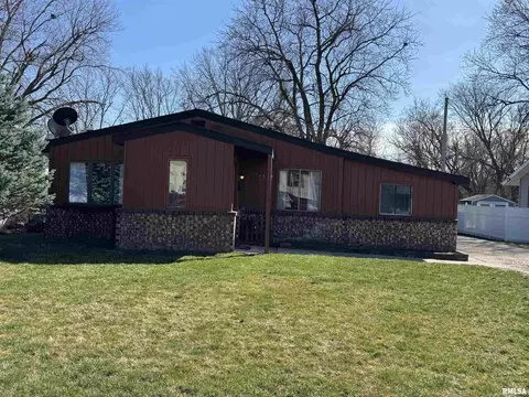1159 S 9th Ave, Clinton, IA 52732