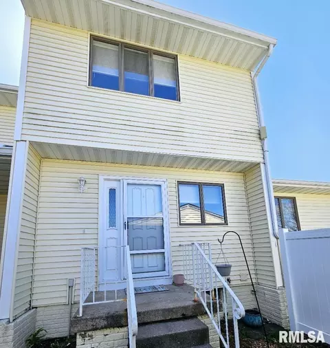 3117 Maplewood Dr, Bettendorf, IA 52722