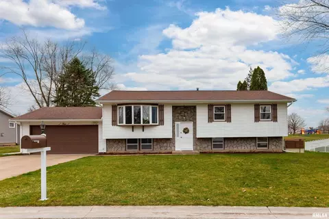 4 Hillcrest Ct, Eldridge, IA 52748