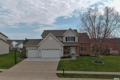 1038 Bluff Ln, Le Claire, IA 52753