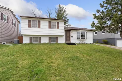 2238 N Thornwood Ave, Davenport, IA 52804