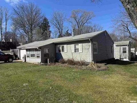 1428 N Division St, Davenport, IA 52804