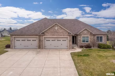15517 108th Avenue Pl, Davenport, IA 52804