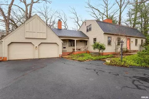 2221 Forest Rd, Davenport, IA 52803