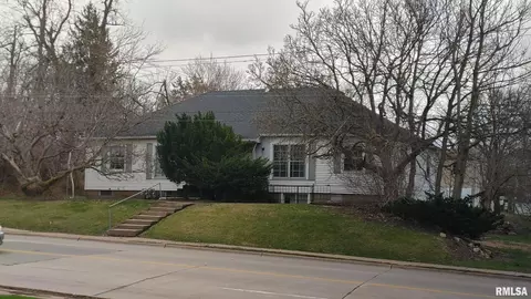 2021 E Locust St, Davenport, IA 52803