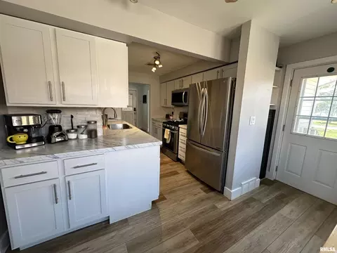 2206 44th St, Moline, IL 61265 photo 9