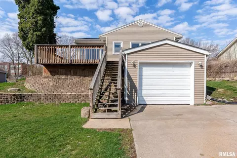 502 2nd Street Pl, Le Claire, IA 52753