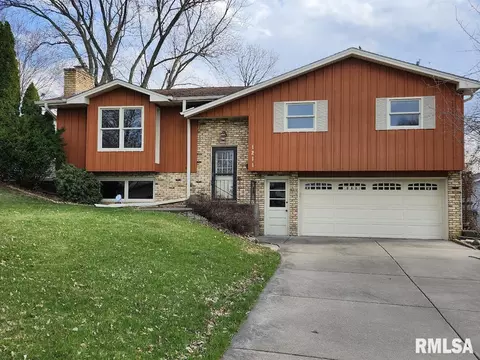 1211 Garfield Ct, Davenport, IA 52804