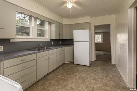 312 E Walnut St, Herrin, IL 62948 photo 7
