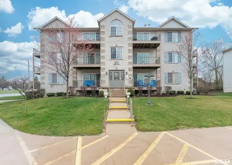 3210 Holiday Ct #11, Bettendorf, IA 52722