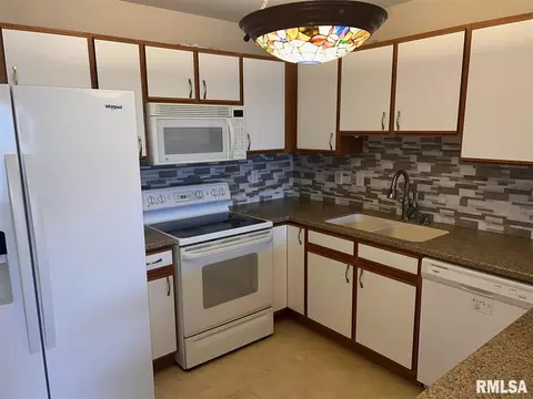 205 E Price St #102, Eldridge, IA 52748 photo 12