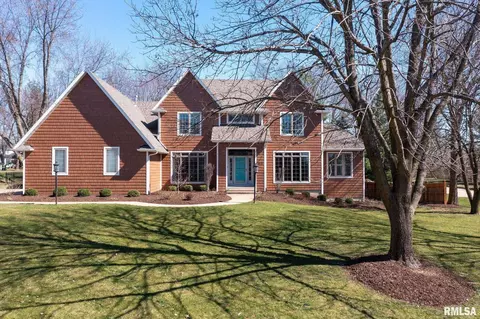 4631 School House Rd, Bettendorf, IA 52722