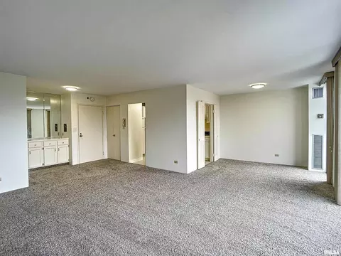 1800 7th St #6F, East Moline, IL 61244