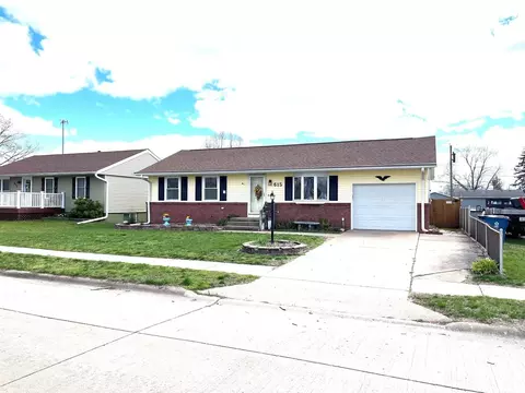 615 14th Pl, Camanche, IA 52730