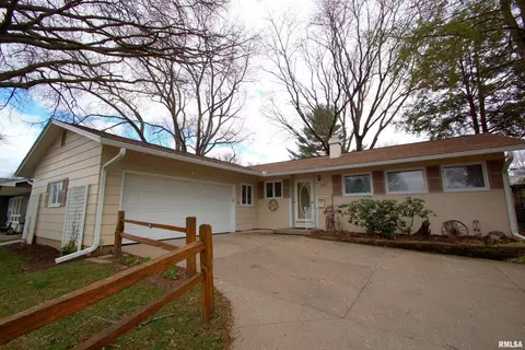 2811 E Hayes St, Davenport, IA 52803