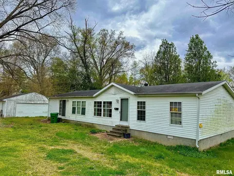 1106 W Webster St, Benton, IL 62812