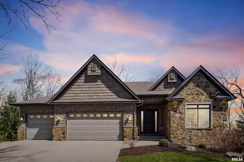 17 Hollows Ct, Le Claire, IA 52753