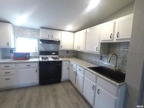 2421 15th St, Moline, IL 61265 photo 4