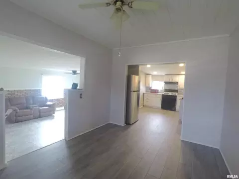 2421 15th St, Moline, IL 61265 photo 2