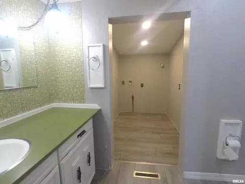 2421 15th St, Moline, IL 61265 photo 16