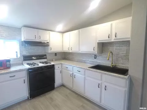 2421 15th St, Moline, IL 61265 photo 6