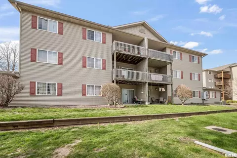 3822 Creek Hill Dr #12, Bettendorf, IA 52722