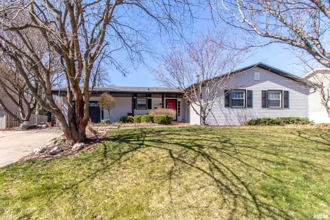 2510 Avalon Dr, Bettendorf, IA 52722