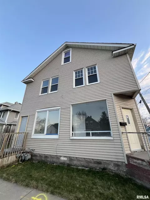 3643 Rockingham Rd, Davenport, IA 52802