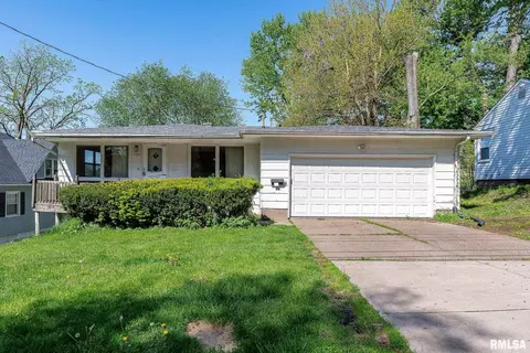 708 15th St, Bettendorf, IA 52722