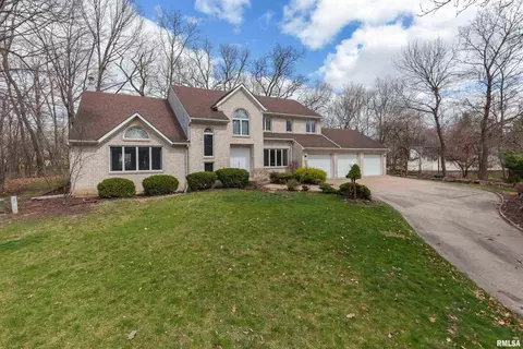 8 Timberwood Ct, Moline, IL 61265