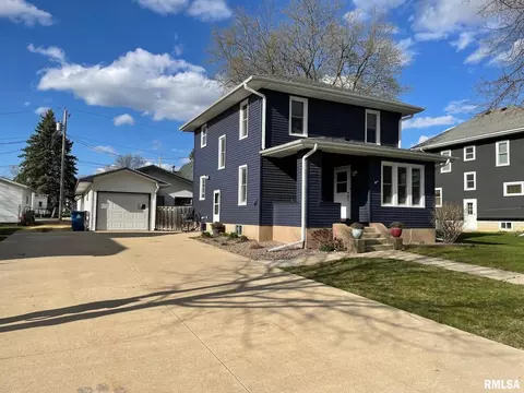 1008 7th St, Dewitt, IA 52742