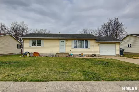 716 S 17th St, Clinton, IA 52732