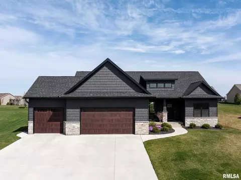 41 Country Club Ct, Le Claire, IA 52753