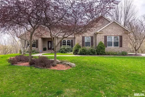 4810 Fairhaven Ct, Davenport, IA 52807