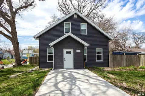 1302 Scott St, Davenport, IA 52803