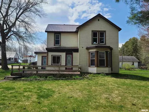 402 Main St, Chadwick, IL 61014