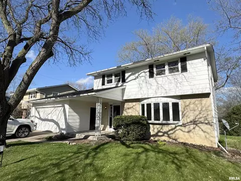 3111 Oxford Dr, Bettendorf, IA 52722