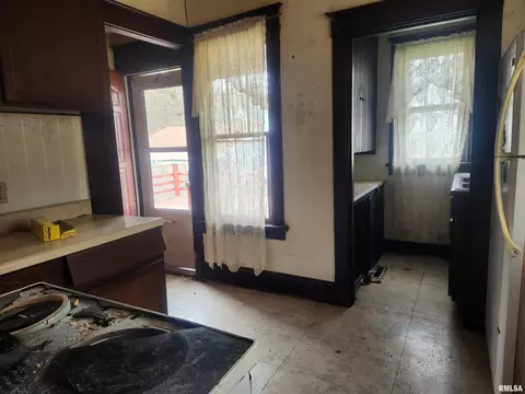 441 45th St, Moline, IL 61265 photo 4