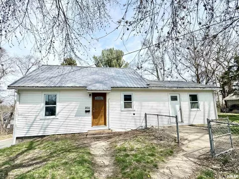 2011 Iowa Ave, Clinton, IA 52732