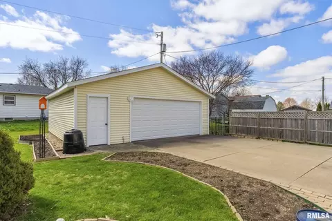 309 E Flagg St, Walcott, IA 52773 photo 4
