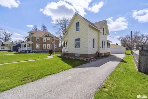 309 E Flagg St, Walcott, IA 52773 photo 3