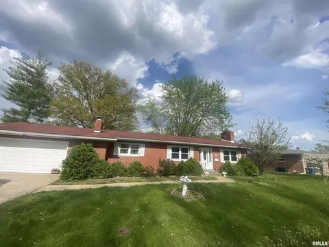 922 S Lake Dr, Du Quoin, IL 62832